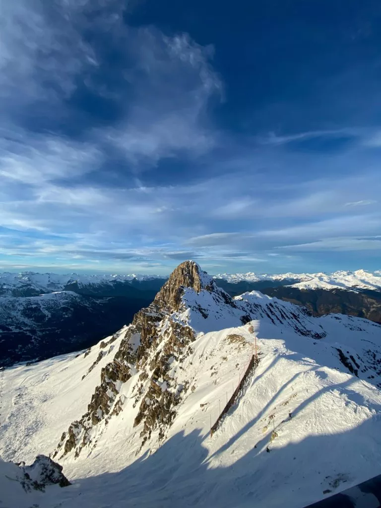 Notre service de Transfert vers les Stations de Ski à proximité vous offre un transport premium depuis les aéroports et gares jusqu’aux stations de ski les plus renommées des Alpes. Que vous vous rendiez à Courchevel, Méribel,