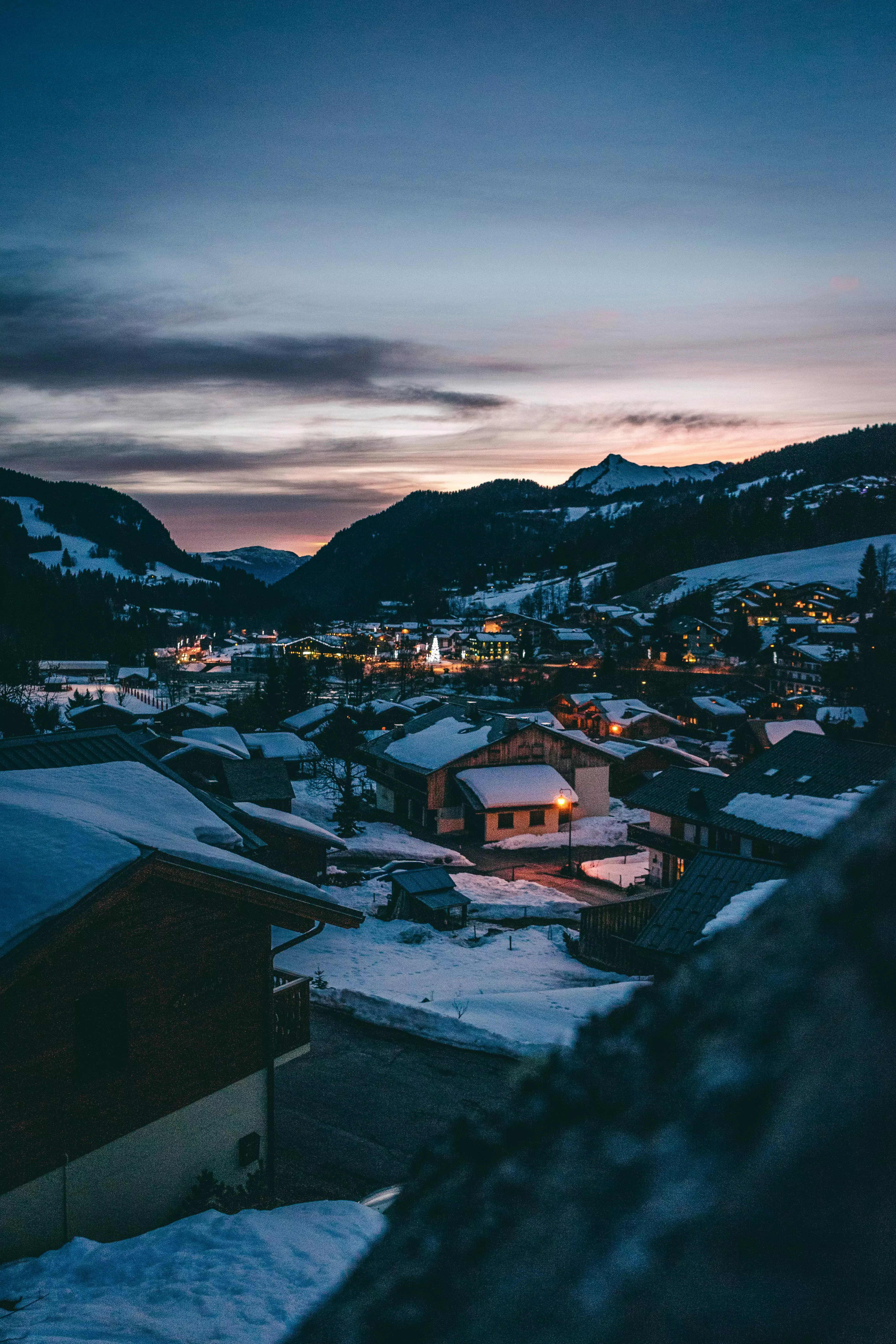 Notre service de Transfert vers les Stations de Ski à proximité vous offre un transport premium depuis les aéroports et gares jusqu’aux stations de ski les plus renommées des Alpes. Que vous vous rendiez à Courchevel, Méribel,